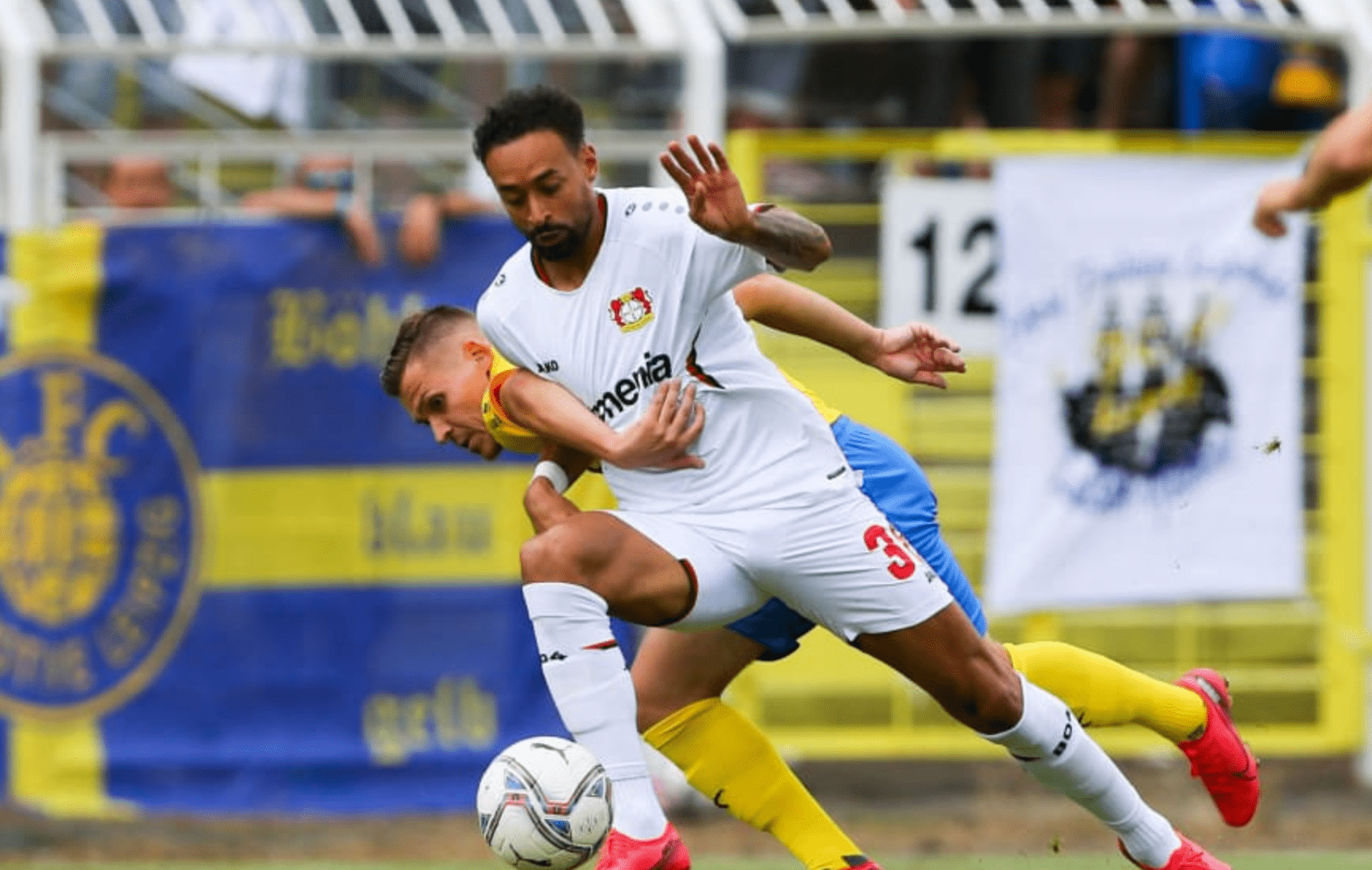 爱游戏app-关于今晚里昂备战德国杯，主帅复盘细节曝光，话题不断，轮换策略成焦点的信息-爱游戏app