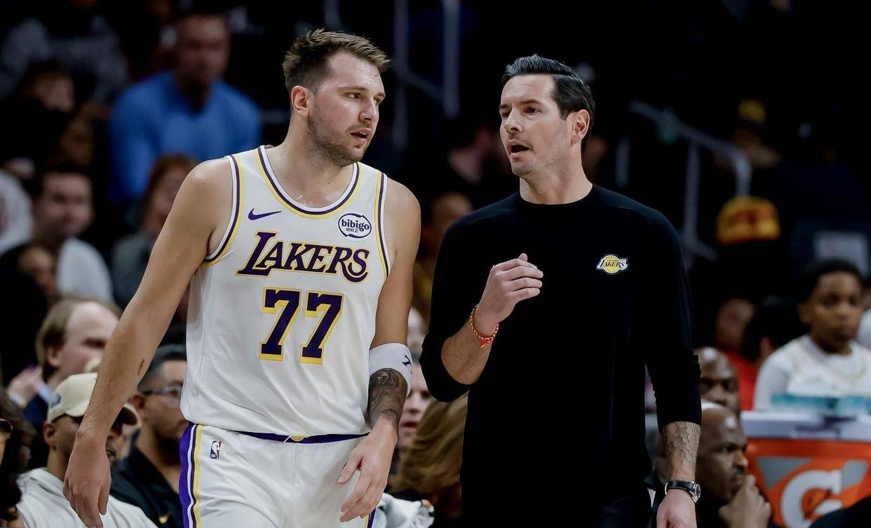 今晚洛杉矶湖人主帅复盘罗马赛前门线救险,这操作让人直呼:穆古鲁扎新星问鼎冠军表现惊艳的简单介绍 今晚洛杉矶湖人主帅复盘罗马赛前门线救险,这操作让人直呼:穆古鲁扎新星问鼎冠军表现惊艳的简单介绍